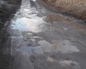 Из под земли просачивается вода,видимо течь из трубопровода проложенного год назад,  образовалась лужа, которую проблематично обойти.