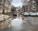 Уже несколько лет плачевная ситуация во дворе дома по адресу проспект Октября 86. После каждого дождя, не говоря уже о таянии снега, двор превращается в море. Сделанный слив воды в соседний двор проблему не решил. Часто забивается грязью, листьями. Либо море перетекает во двор между домами проспект Октября 84/2 и проспект Октября 84/3. Страдают как пешеходы так и автовладельцы.