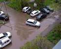 асфальто-бетонное покрытие вообще отсутствует, заезд во двор разбит, после дождя - одна огромная лужа!!!