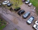 асфальто-бетонное покрытие вообще отсутствует, заезд во двор разбит, после дождя - одна огромная лужа!!!