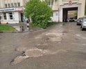 На дублере у дома 40 по Проспекту Ленина огромные выбоины в дорожном покрытии. Глубина ям достигает 15 см. Просим включить дорогу в план ремонта.