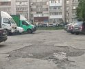 При въезде во двор дома по ул. Агалакова 22 дорога в очень плохом состоянии.