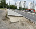 Положили кусок тротуара и бросили. Получилась большая ступенька-перепад от тротуара к старому асфальту. С коляской с ребёнком невозможно проехать. Приходится объезжать. И такое безобразие «лежит» уже очень долго. Просьба завершить работы и продлить тротуар до конца участка.