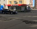 Во дворе при повороте с ул. Бориса Панина во двор в ЖК Подкова, вдоль дома 7б вдоль синего забора к подъезду к дому 7в (в магазину Пятерочка) огромное количество глубоких ям, опасных как для пешеходов, так и для автомобилистов. Далее при подъезде к дому 7к1 вдоль дома 7в также огромные ямы. Итого общее количество ям на отмеченном участке дороги превышает 10 штук. И никто не спешит их заделать.