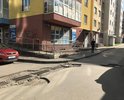 Во дворе при повороте с ул. Бориса Панина во двор в ЖК Подкова, вдоль дома 7б вдоль синего забора к подъезду к дому 7в (в магазину Пятерочка) огромное количество глубоких ям, опасных как для пешеходов, так и для автомобилистов. Далее при подъезде к дому 7к1 вдоль дома 7в также огромные ямы. Итого общее количество ям на отмеченном участке дороги превышает 10 штук. И никто не спешит их заделать.