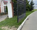 В соответствии со ст. 3 Конституции РФ человек, его права и свободы являются высшей ценностью. Признание, соблюдение и защита прав и свобод человека и гражданина - обязанность государства.
Согласно ст. 3 Федерального закона от 10.12.1995 № 196-ФЗ «О безопасности дорожного движения» основными принципами обеспечения безопасности дорожного движения являются: приоритет жизни и здоровья граждан, участвующих в дорожном движении, над экономическими результатами хозяйственной деятельности; приоритет ответственности государства за обеспечение безопасности дорожного движения над ответственностью граждан, участвующих в дорожном движении; соблюдение интересов граждан, общества и государства при обеспечении безопасности дорожного движения; программно-целевой подход к деятельности по обеспечению безопасности дорожного движения.
Объект дорожного хозяйства, расположенный на ул. Муравская г. Москва между жилыми домами МЖК «Рождествено», как улица местного значения в зоне жилой застройки имеет ряд нарушений, допущенных в существующем дорожном хозяйстве в отношении устройства тротуара с обеих сторон вдоль дороги. 
На территории МЖК «Рождествено» дорога имеет с двух сторон прерывистый тротуар из-за организации заездов к парковочным местам перед жилыми домами. Этот тротуар выполнен из плиточного покрытия. Его можно использовать для безопасного передвижения пешеходов. Речь об этих тротуарах не идет. 
Вопрос касается только участков тротуаров вдоль въезда и выезда на территорию где расположен МЖК «Рождествено». Данный тротуар имеет асфальтовое покрытие. Проблема в том, что въезд и выезд на данную дорогу:
- либо тротуаров вообще не имеет (выезд с территории МЖК в сторону церкви Рождества Христова, после д.28 к.1) 
- либо имеют тротуар с одной стороны (въезд на территорию МЖК со стороны д.1), так как с одной из сторон тротуар резко обрывается и превращается в газон (со стороны д.12).
Данные тротуары находятся вне расположения жилых домов.
Таким образом, при входе и выходе пешехода, идущего вдоль автомобильной дороги, ожидает настоящий «квест», особенно тех, которые движутся с колясками, так как при подходе к парадным воротам с надписью: «Рождествено» необходимо либо двигаться по газону, а потом выйти на дорогу и идти по проезжей части между машинами либо перейти дорогу без пешеходного перехода на тротуар на другой стороне и все равно потом выйти на дорогу и идти по проезжей части между машинами. Фото тротуаров на данных участках прилагаются.
"Тротуар" - элемент дороги, предназначенный для движения пешеходов и примыкающий к проезжей части или к велосипедной дорожке либо отделенный от них газоном.
В связи с этим, прошу рассмотреть вопрос выявления указанных нарушений и принятия мер для их устранения, тем самым решить вопрос создания условий безопасного перемещения пешеходов (детей, пожилых людей, родителей с колясками, людей выгуливающих собак и др.) вдоль указанного объекта дорожного хозяйства МЖК «Рождествено», так как при установке ворот и арки при въезде/выезде на территорию МЖК «Рождествено» были ликвидированы на определенных участках тротуары в результате чего пешеходы вынуждены во время движения выходить на дорогу и часть дороги двигаться по дороге между машинами, а потом продолжать двигаться либо по дороге либо по газону.