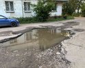 Обнаружены ямы при въездах/выездах во дворы домов по адресу: ул Городской вал 16, ул Городской вал 14, Городской вал 12. Размеры ям превышают предельно допустимые значения: 15 см в длину и 5 см в глубину.