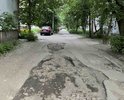 Обнаружены ямы при въездах/выездах во дворы домов по адресу: ул Городской вал 16, ул Городской вал 14, Городской вал 12. Размеры ям превышают предельно допустимые значения: 15 см в длину и 5 см в глубину.