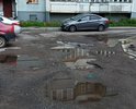 Большие ямы и выбоины на дворовом проезде, скапливаются лужи, вода не отводится в существующие ливневые колодцы