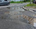 Большие ямы и выбоины на дворовом проезде, скапливаются лужи, вода не отводится в существующие ливневые колодцы