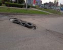 При повороте с ул.Бабаевского на ул.Аксакова автотранспорту, в течении трёх последних месяцев, приходится выезжать на встречную полосу движения или проваливаться в яму.