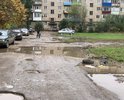 Во дворе дома по адресу улица Менделеева 5 полностью отсутствует дорога и парковочные места