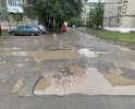 Во дворе дома по адресу улица Менделеева 5 полностью отсутствует дорога и парковочные места