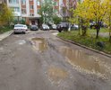 Дорога во дворе дома по Яна Крастыня 4А в ужасном состоянии: ямы огроменные, не проехать не пройти. Пешеходная дорожка такая же ужасная!!! Ремонта не было с прошлого века!