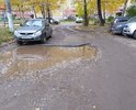 Дорога во дворе дома по Яна Крастыня 4А в ужасном состоянии: ямы огроменные, не проехать не пройти. Пешеходная дорожка такая же ужасная!!! Ремонта не было с прошлого века!