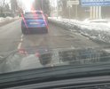 На территории дороги по адресу: Одинцовский городской округ, деревня Митькино, на Придорожной улице в сторону поселения Марушкинское (координаты 55.60363 с.ш. 37.10669 в.д.) были обнаружены повреждения дорожного полотна в обе стороны дорожного движения, размеры которых превышают предельно допустимые значения в соответствии с требованиями ГОСТ Р 50597-93 «Автомобильные дороги и улицы. Требования к эксплуатационному состоянию, допустимому по условиям обеспечения безопасности дорожного движения». Данные повреждении зафиксированы с октября 2022 года и не предпринимались меры по их устранению. На сегодня движение на данном участке опасное, так как обочины нет, а объехать невозможно т.к. встречная полоса так же в ямах. Скапливаются постоянные пробки - на данном участке часто едут грузовые автомобили (рядом логистический комплекс) и при движении автомобиль наклоняется, что создает опасность. Приложила фото дорожного полотна в обе стороны движения (на фото видно какие пробки скапливаются при проезде по участку).