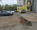 Здравствуйте! На указанном участке дороги, огромная яма, которая мешает как транспорту, так и женщинам с колясками и велосипедами для детей. Данная яма находится напротив аптеки, что затрудняет передвижение и пожилых людей. Автомобили паркуются так, что эту яму невозможно объехать и машины задевают бамперами