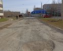 Участок дороги по улице Яна Крастыня между домами 4 и 6, 4А и 6А, 4Б и 6Б в ужасном состоянии: как видно на фото огромные ямы, полнейшее отсутствие асфальта. В дождливую погоду вода сплошь, в зимнее время дорогу не чистят вообще, как хочешь так добирайся до своих дворов. Куда смотрят контролирующие инстанции!!!??? Картина на лицо: нет хозяина, чья дорога, кто отвечает не понятно. В любое время года жителям этих  и близлежащих домов передвигаться проблематично!