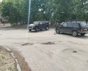 На данном участие с довольно частой периодичностью случаются аварии. Даже сегодня можно видеть на фото аварию. Предположения по причинам: убитое дорожное покрытие, а также высокий железный забор, мешающий обзору при выезде с прилегающих территорий на улицу Интернационалистов. Прошу взять в работу как можно раньше! Дорога не соответствует требованиям ГОСТ Р 50597-2017 «Требования к эксплуатационному состоянию, допустимому по условиям обеспечения безопасности дорожного движения. Методы контроля». При затягивании с ремонтом будет направлено заявление в прокуратуру.