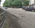 На данном участие с довольно частой периодичностью случаются аварии. Даже сегодня можно видеть на фото аварию. Предположения по причинам: убитое дорожное покрытие, а также высокий железный забор, мешающий обзору при выезде с прилегающих территорий на улицу Интернационалистов. Прошу взять в работу как можно раньше! Дорога не соответствует требованиям ГОСТ Р 50597-2017 «Требования к эксплуатационному состоянию, допустимому по условиям обеспечения безопасности дорожного движения. Методы контроля». При затягивании с ремонтом будет направлено заявление в прокуратуру.