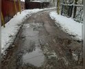 Дорога в поселке требует капитального ремонта, который не делался ни разу. На протяжении всей дороги ямы и выбоины.