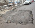 Огромная и глубокая яма на всю  дорогу, и она становится все глубже и глубже. Невозможно проехать.