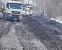 Полностью разрушена дорога регионального значения "50К-28" на участке от с.Мосты до с.Чемское
Весной 24 года разрушение дороги достигло апофеоза, под весом грузовиков щебеночная насыпь была полностью раздавлена и сравнялась с уровнем кювета.
Дорога была построена в конце 80-х, и не предполагалось, что дорога будет использоваться для перевозки многотонных грузов на угольные карьеры в Искитимском районе.