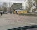 Необходимо провести ямочный ремонт, либо полностью отремонтировать участок дороги, весь этот участок полностью разбит, постоянный поток машин, из-за того что объезжают по нашему двору светофор.