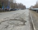 Указанный участок автодороги "усеян" ямами глубиной от 8 до 15 см. Проехать без попадания в яму невозможно.