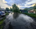 Дорога в отвратительном состоянии. После дождя лужи переполняют дорогу и затапливают дома. Пешеходу пройти невозможно. Машины проваливаются в ямы, застревают в грязи