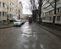 Проезд к городской больнице 2 !!! Скорые не могут спокойно проехать, мешают ужасные ямы. Пешеходов , идущих в больницу, обрызгивают проезжающие автомобили!!!