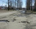 Яма на углу дома, при въезде во двор со стороны улицы Жилая.