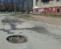 Со стороны улицы Жилая вдоль дома (параллельно Пр. Победы) к концу дома. Около пяти различных ям, причем уже длительное время.