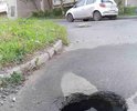 Вода из коллектора промыла яму под дорогой. Ближайшее время возможно образование провала. Необходимо принять срочные меры.