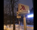 Гостиница Marriot установили щиты с названием гостиницы по указанному адресу и тем самым закрыли дорожные знаки. Прошу Вас принять меры и привлечь виновных к устранению нарушений. Спасибо.