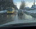 Стоит вода дорога где  ходит общественный транспорт.