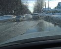 Стоит вода дорога где  ходит общественный транспорт.