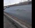 Множество ям на мосту авторынка,  казань . Нарушено покрытие,  в многочисленном виде