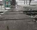 Дорожное покрытие по Садовому мосту обновили, а тротуар остался в прежнем состоянии. При переходе через трамвайные пути коляска застревает. Лужи такие что пройти можно только по бордюру. И пенсионеры и дети все страдают.