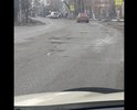 На данном участке дороги приезжает общественный транспорт троллейбус номер 3 автобус номер 3а и маршрутное такси номер 3, а также вдоль дороги находятся два магазина, аптека и школа номер 12. Обратите внимание на глубину ям и при объезде этих ям автомобили выезжают на встречную полосу движения.