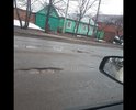 На данном участке дороги приезжает общественный транспорт троллейбус номер 3 автобус номер 3а и маршрутное такси номер 3, а также вдоль дороги находятся два магазина, аптека и школа номер 12. Обратите внимание на глубину ям и при объезде этих ям автомобили выезжают на встречную полосу движения.