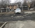 Двор дома разбит,огромные ямы. Покрытие вокруг люков провалилось.