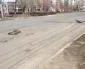 На дорожном полотне имеются многочисленные разрушения вплоть до нижнего слоя, требуется капитальный ремонт