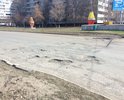 На дорожном полотне имеются многочисленные разрушения вплоть до нижнего слоя, требуется капитальный ремонт