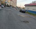 Разрушенное дорожное полотно разрушает автомобили...