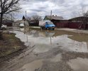 Проблема на фото: проезд полностью залит водой до линии дворов