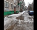 во дворе глубокие ямы,людям тяжело ходить,машины с трудом проезжают