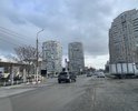 В городе-герое Новороссийске Краснодарского края дорожное покрытие по ул.Хворостянского от дома номер 8 до дома номер 18 дорожное покрытие не соответсвует требованиям ГОСТ р 50597-2017. Пожалуйста, примите меры к ремонты дороги.