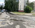 Яма при въезде во двор