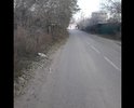 на данном участке дороги нет обочины (тротуара), приходиться идти по проезжей части, особенно это опасно с коляской, дети в темное время суток вынуждены идти по дороге (водителю очень сложно вовремя среагировать). обочина все заросла деревьями, травой,  и ограничена забором новой автостоянки